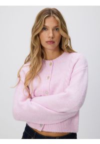 Reserved - Kardigan z ozdobnym splotem - różowy. Kolor: różowy. Materiał: dzianina, wełna. Wzór: ze splotem