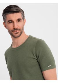 Ombre Clothing - Dzianinowa koszulka męska z delikatną drobną strukturą - oliwkowa V5 - Rozmiar: L. Okazja: na co dzień. Kolor: oliwkowy. Materiał: dzianina. Długość rękawa: krótki rękaw. Długość: krótkie. Wzór: ze splotem. Styl: wizytowy, casual, elegancki