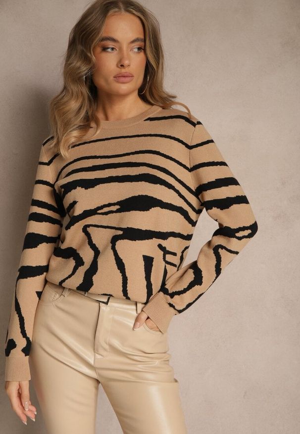 Renee - Ciemnobeżowy Klasyczny Sweter w Zebrę Unarella. Okazja: na co dzień. Kolor: beżowy. Wzór: motyw zwierzęcy. Styl: klasyczny