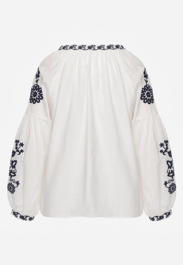 Renee - Biała Rustykalna Bluzka z Bawełny Zdobiona Haftem i Sznurkiem z Chwostami Marytea. Okazja: na co dzień. Kolor: biały. Materiał: bawełna. Długość: długie. Wzór: aplikacja, haft. Styl: casual, klasyczny