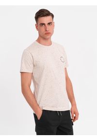 Ombre Clothing - Męski bawełniany t-shirt z nadrukiem i okrągłym dekoltem – beżowy V2. Okazja: na co dzień. Kolor: beżowy. Materiał: bawełna. Długość rękawa: krótki rękaw. Długość: krótkie. Wzór: nadruk. Sezon: wiosna, lato. Styl: casual, elegancki #7