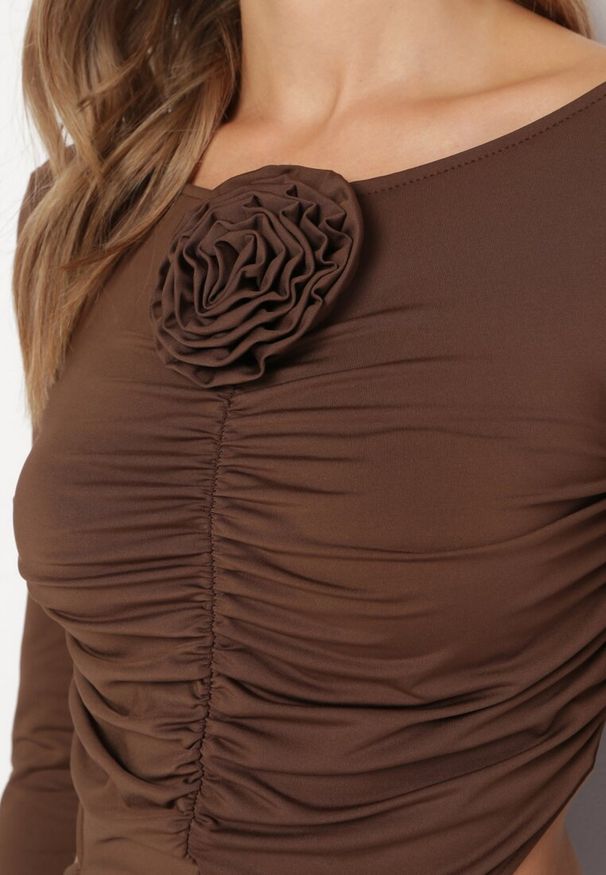 Born2be - Brązowa Dopasowana Sukienka Mini z Kwiatkiem i Wycięciami Gradutta. Kolor: brązowy. Długość rękawa: długi rękaw. Wzór: kwiaty. Typ sukienki: dopasowane. Długość: mini