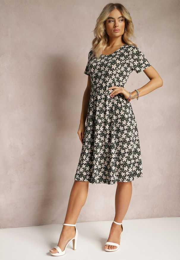 Renee - Czarno-Beżowa Sukienka Midi z Wiskozy z Krótkim Rękawem i Kwiatowym Printem Juniboria. Kolor: czarny. Materiał: wiskoza. Długość rękawa: krótki rękaw. Wzór: kwiaty, nadruk. Długość: midi