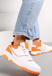 Renee - Biało-Pomarańczowe Sneakersy na Płaskiej Podeszwie z Bieżnikiem Figedla. Nosek buta: okrągły. Zapięcie: sznurówki. Kolor: pomarańczowy. Materiał: materiał. Sezon: wiosna, jesień. Obcas: na płaskiej podeszwie. Wysokość obcasa: niski #1
