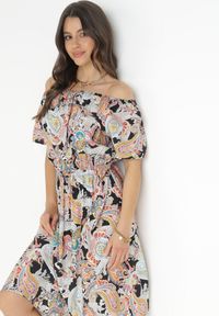 Born2be - Beżowo-Czarna Sukienka Bawełniana Hiszpanka we Wzór Paisley Rosalita. Typ kołnierza: dekolt hiszpanka. Kolor: beżowy. Materiał: bawełna. Wzór: paisley. Typ sukienki: rozkloszowane #2