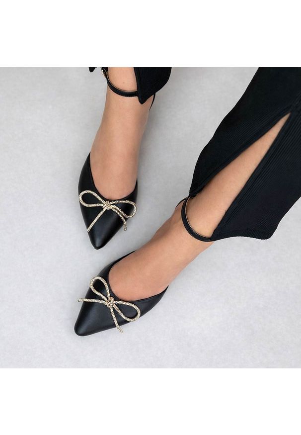 Czarne skórzane Polskie szpilki damskie Prestige 2252. Okazja: na ślub cywilny, na wesele. Zapięcie: sprzączka. Kolor: czarny. Materiał: skóra. Wzór: aplikacja. Sezon: wiosna, lato. Obcas: na szpilce. Styl: elegancki, klasyczny, wizytowy