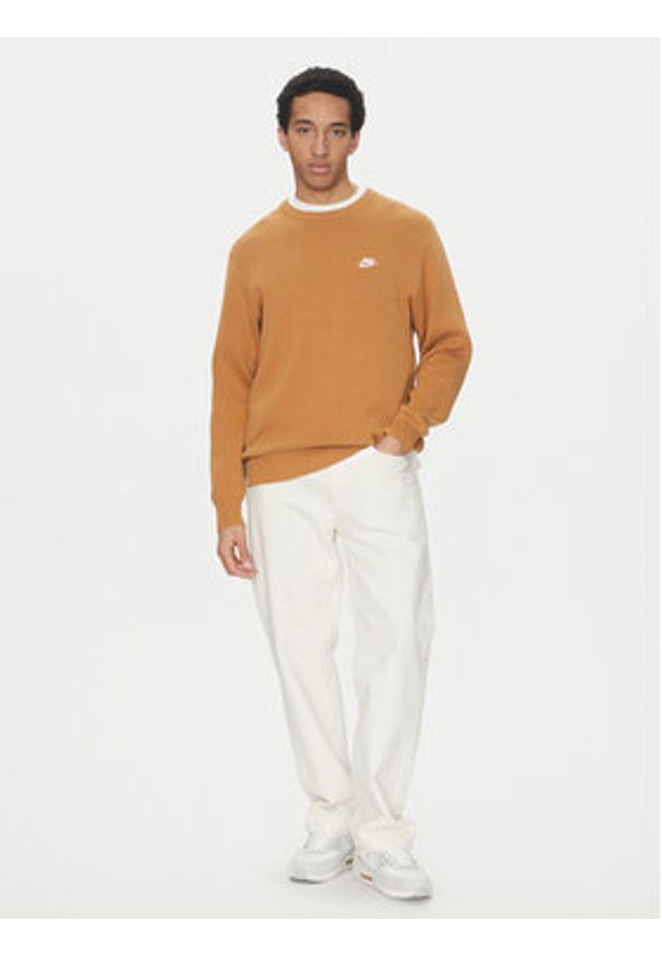 Nike Sweter FQ2912 Brązowy Regular Fit. Kolor: brązowy. Materiał: bawełna