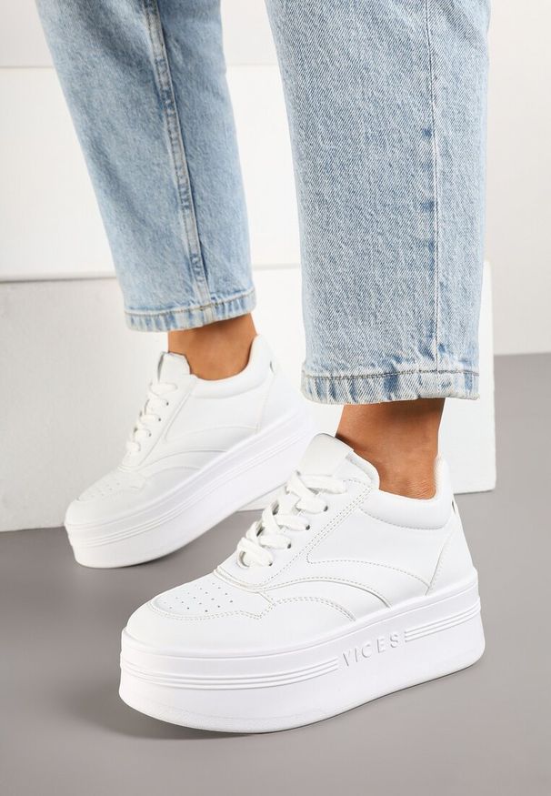 Renee - Białe Sznurowane Sneakersy Vices na Platformie z Metalicznymi Paskami Neliawen. Nosek buta: okrągły. Zapięcie: pasek. Kolor: biały. Materiał: jeans. Obcas: na platformie