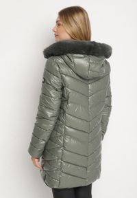 Born2be - Zielona Pikowana Kurtka z Kapturem z Futerkiem Zorria. Typ kołnierza: kaptur. Kolekcja: plus size. Kolor: zielony. Materiał: futro. Wzór: aplikacja #7