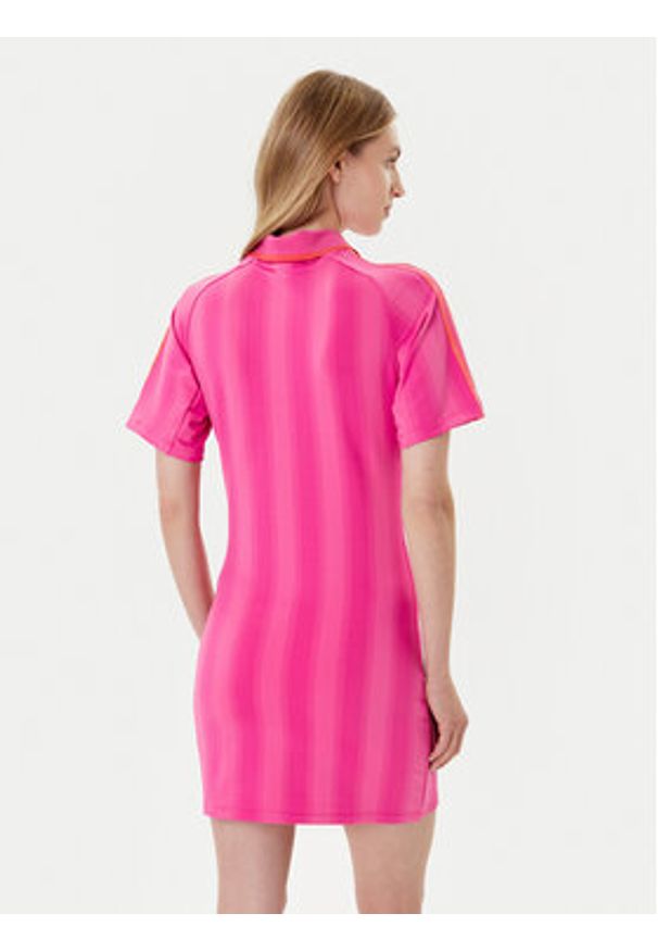 Adidas - adidas Sukienka codzienna Football Inspired Graphic JW6013 Różowy Regular Fit. Okazja: na co dzień. Kolor: różowy. Materiał: syntetyk. Typ sukienki: proste. Styl: casual