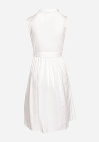 Born2be - Biała Rozkloszowana Sukienka z Bawełny o Koszulowym Kroju Wiązana w Pasie Calelia. Okazja: na co dzień. Kolor: biały. Materiał: bawełna. Typ sukienki: koszulowe. Styl: casual #6