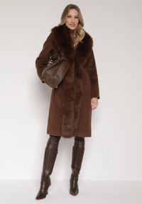 Born2be - Brązowy Płaszcz Ozdobiony Odpinanym Futerkiem Lianossa. Okazja: na co dzień. Kolor: brązowy. Materiał: futro. Wzór: aplikacja. Styl: klasyczny, casual #7