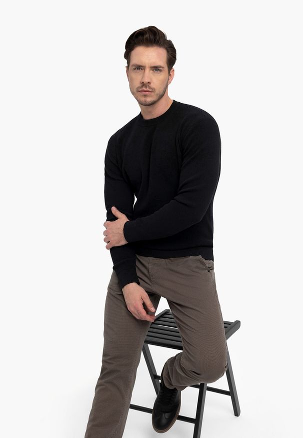 Volcano - Czarny sweter S-HERO. Kolor: czarny. Materiał: dzianina, materiał. Długość rękawa: długi rękaw. Długość: długie. Wzór: ze splotem. Styl: klasyczny