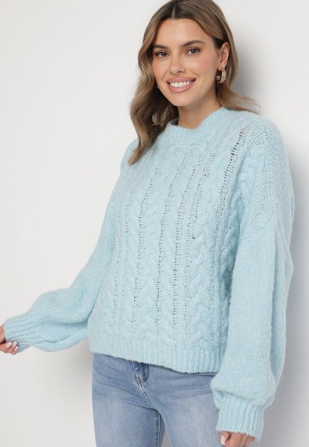 Born2be - Niebieski Sweter z Wełną Zdobiony Warkoczowym Splotem Lakkaria. Okazja: na co dzień. Kolor: niebieski. Materiał: wełna. Długość rękawa: długi rękaw. Długość: długie. Wzór: ze splotem, aplikacja. Styl: elegancki, casual
