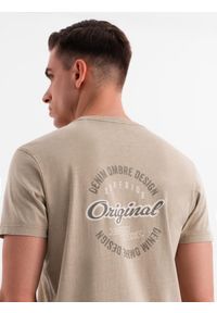 Ombre Clothing - Bawełniana koszulka z nadrukiem na klatce i plecach - ciemnobeżowa V2 - Rozmiar: XL. Okazja: na co dzień. Kolor: beżowy. Materiał: bawełna. Wzór: nadruk. Styl: vintage, casual, klasyczny #10