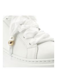 CheBello - Sneakersy damskie Chebello, model na podwyższonej platformie z cholewką ze skóry naturalnej, wiązany szerokimi tasiemkami, z masywną podeszwą o wyraź. Okazja: na co dzień. Kolor: biały. Materiał: skóra. Szerokość cholewki: normalna. Wzór: grochy. Obcas: na platformie. Styl: sportowy, klasyczny, elegancki, casual #7