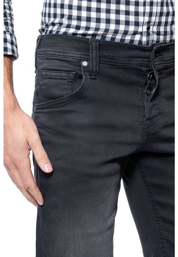 Mustang - SPODENKI JEANSOWE MĘSKIE MUSTANG Chicago Short 1010193 4000 881. Materiał: jeans