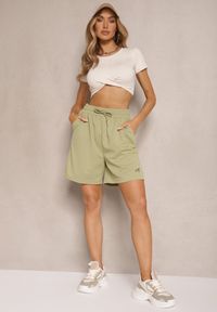 Renee - Zielone Sportowe Szorty Typu Bermudy z Kieszeniami Terinia. Okazja: na co dzień, na imprezę, na plażę, na spacer. Kolor: zielony. Sezon: lato. Styl: sportowy #4