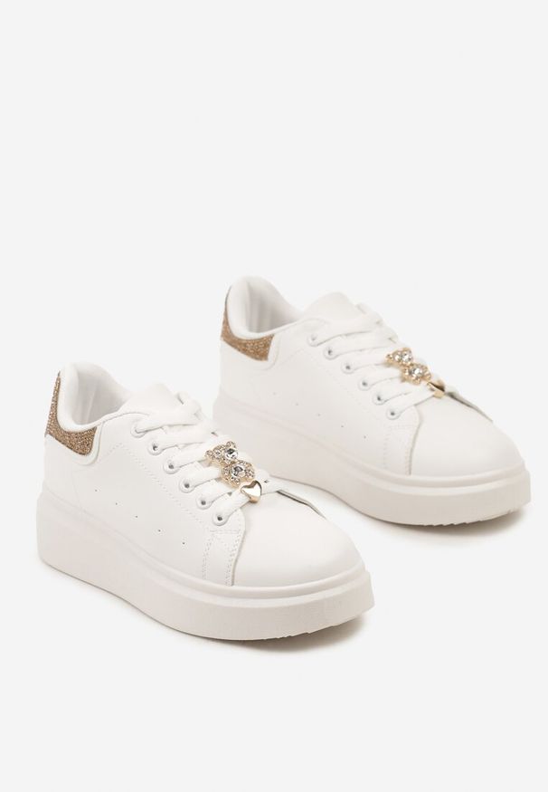 Renee - Biało-Złote Płaskie Sneakersy za Kostkę ze Sznurowaniami Ozdobione Aplikacjami i Cyrkoniami Quenalia. Wysokość cholewki: za kostkę. Kolor: biały. Materiał: jeans. Wzór: aplikacja. Sezon: wiosna, jesień