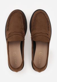 Born2be - Ciemnobrązowe Mokasyny VICES ze Skórzaną Wkładką Ozdobione Przeszyciami Nicogeus. Okazja: na co dzień, do pracy. Kolor: brązowy. Materiał: skóra. Wzór: aplikacja. Styl: casual, klasyczny, elegancki #5