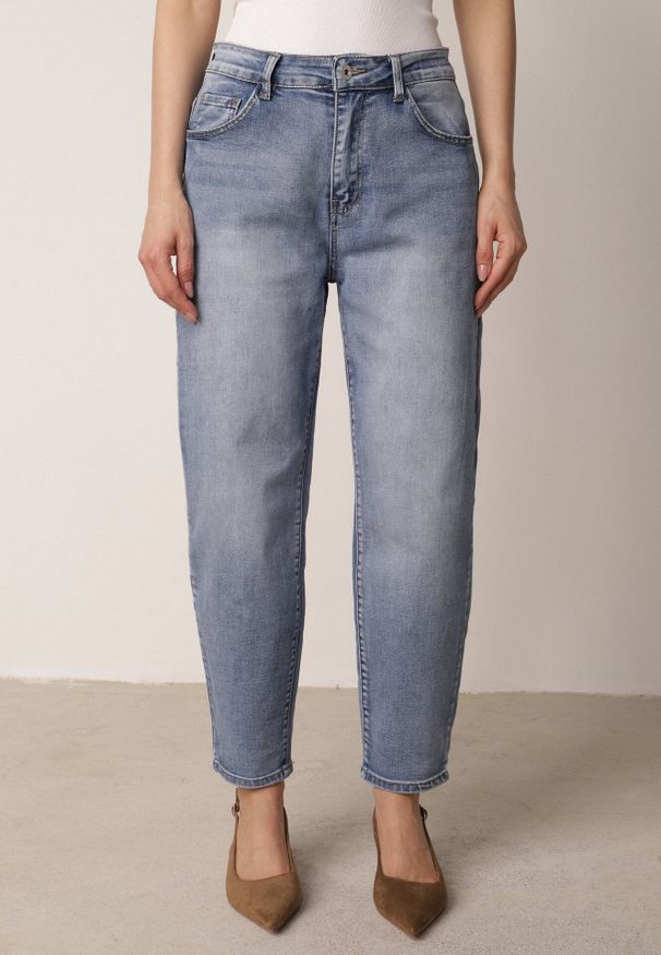 Born2be - Niebieskie Klasyczne Jeansy Mom Fit z Wysokim Stanem z Bawełny Charvielle. Okazja: na co dzień. Stan: podwyższony. Kolekcja: plus size. Kolor: niebieski. Długość: krótkie. Styl: klasyczny
