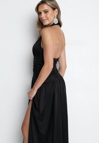 Born2be - Czarna Koktajlowa Sukienka z Marszczeniem Odkrytymi Plecami i Usztywnianymi Miseczkami Vamilina. Okazja: na imprezę. Kolor: czarny. Typ sukienki: proste. Styl: wizytowy #2