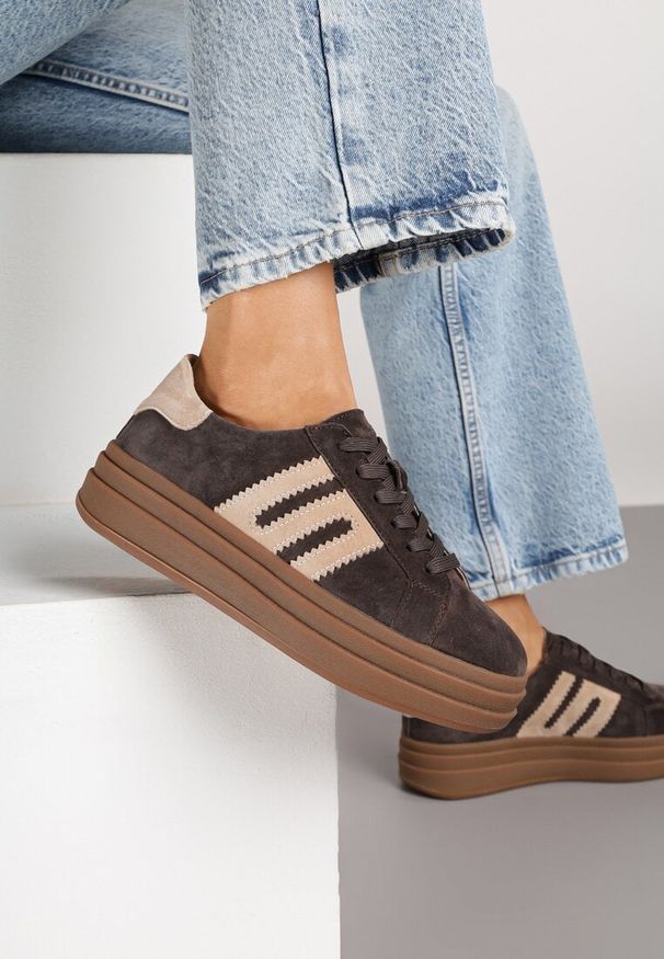 Renee - Ciemnobrązowe Sneakersy Zamszowe na Platformie z Wkładką ze Skóry Naturalnej i Aplikacją Rilarina. Okazja: na co dzień. Kolor: brązowy. Materiał: zamsz, skóra. Wzór: aplikacja. Obcas: na platformie
