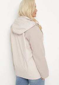 Born2be - Jasnobeżowa Kurtka Wiatrówka z Odpinanym Kapturem i Ściągaczami Arseli. Okazja: na co dzień, na spacer. Kolekcja: plus size. Kolor: beżowy. Materiał: jeans. Styl: elegancki, casual #4
