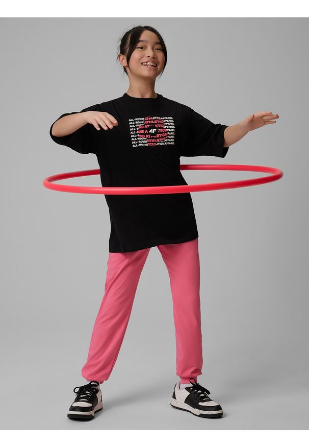 4f - 4F T-shirt loose z nadrukiem dziewczęcy - czarny 122 (6-7 lat). Okazja: na co dzień, na uczelnię. Kolor: czarny. Materiał: bawełna, materiał. Wzór: nadruk. Sezon: lato. Styl: casual, sportowy