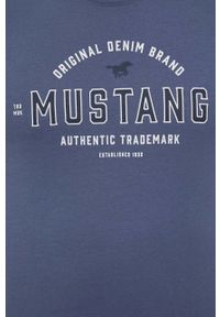 Mustang longsleeve bawełniany z nadrukiem. Okazja: na co dzień. Kolor: niebieski. Materiał: bawełna. Długość rękawa: długi rękaw. Wzór: nadruk. Styl: casual #2