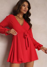 Renee - Czerwona Sukienka Parthameia. Kolor: czerwony. Materiał: tkanina. Wzór: jednolity. Typ sukienki: kopertowe. Styl: klasyczny. Długość: mini #1