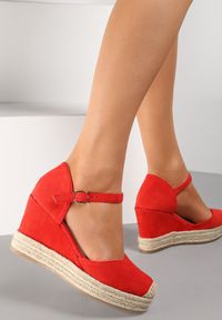 Renee - Czerwone Sandały Ampatea. Nosek buta: okrągły. Zapięcie: pasek. Kolor: czerwony. Wzór: aplikacja. Obcas: na koturnie. Styl: elegancki