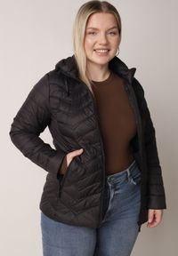 Born2be - Czarna Pikowana Kurtka Przejściowa z Kapturem o Taliowanym Kroju Lissanoria. Okazja: na spacer, na co dzień. Typ kołnierza: kaptur. Kolor: czarny. Materiał: poliester, jeans. Styl: casual #1
