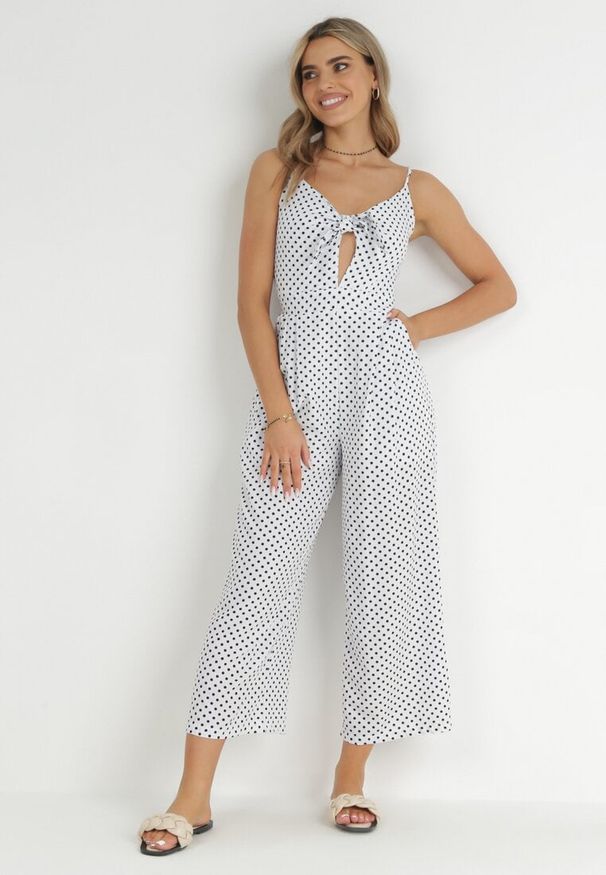 Born2be - Biały Kombinezon Delessa. Kolor: biały. Długość rękawa: na ramiączkach. Długość: długie. Wzór: aplikacja, kropki. Styl: wizytowy, elegancki