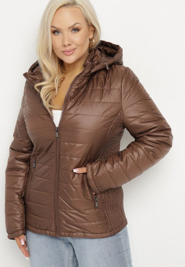 Born2be - Brązowa Pikowana Kurtka z Opinanym Kapturem i Wstawkami z Gumek Terilinde. Okazja: na spacer. Kolekcja: plus size. Kolor: brązowy. Materiał: jeans