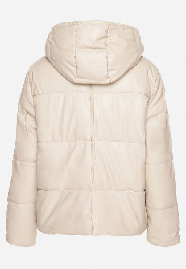 Born2be - Beżowa Pikowana Kurtka z Imitacji Skóry z Kapturem i Kieszeniami Lavedi. Okazja: na spacer. Typ kołnierza: kaptur. Kolor: beżowy. Materiał: skóra. Długość rękawa: długi rękaw. Długość: długie. Styl: elegancki, wizytowy