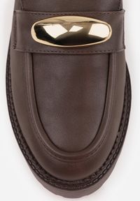 Born2be - Brązowe Mokasyny Vices ze Skórzaną Wkładką i Metaliczną Ozdobą Anlee. Okazja: na co dzień. Kolor: brązowy. Materiał: skóra. Wzór: aplikacja. Styl: casual #2