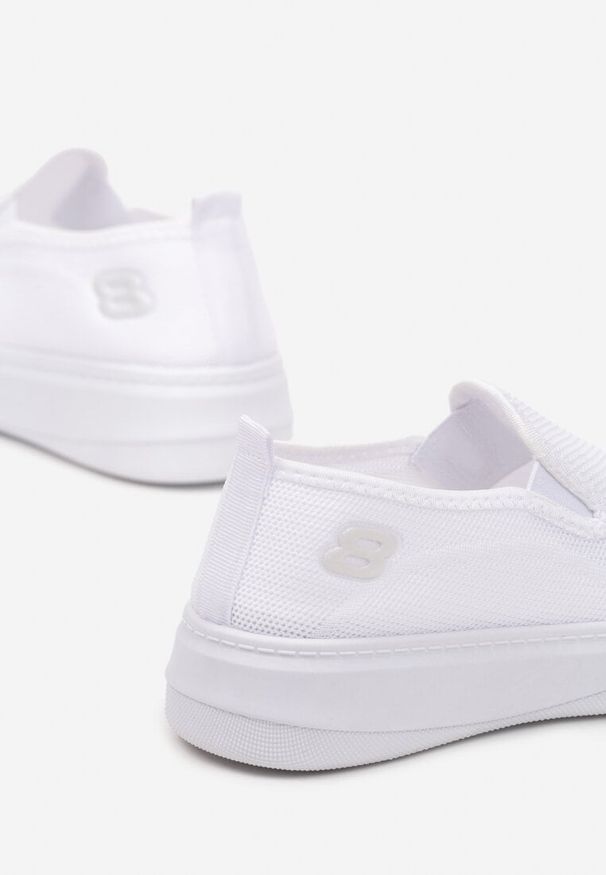 Born2be - Białe Wsuwane Tenisówki na Grubszej Podeszwie z Perforacją Krinesa. Zapięcie: bez zapięcia. Kolor: biały. Materiał: jeans. Szerokość cholewki: normalna. Sezon: lato, wiosna. Obcas: na obcasie. Wysokość obcasa: niski