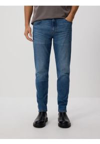 Reserved - Jeansy slim z efektem sprania - niebieski. Kolor: niebieski #1