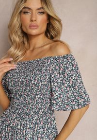 Renee - Granatowa Sukienka Hiszpanka z Elastycznym Dekoltem i Rozkloszowanym Dołem z Bawełny Coralinma. Typ kołnierza: dekolt hiszpanka. Kolor: niebieski. Materiał: bawełna. Sezon: lato #4