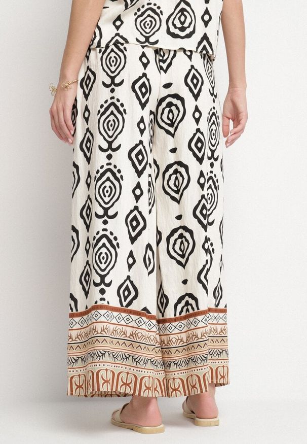 Born2be - Beżowo-Czarne Spodnie Szerokie z Wiskozą w Geometryczny Wzór Teredia. Okazja: na co dzień, na spacer. Stan: podwyższony. Kolor: beżowy. Materiał: wiskoza. Wzór: geometria. Styl: elegancki, casual