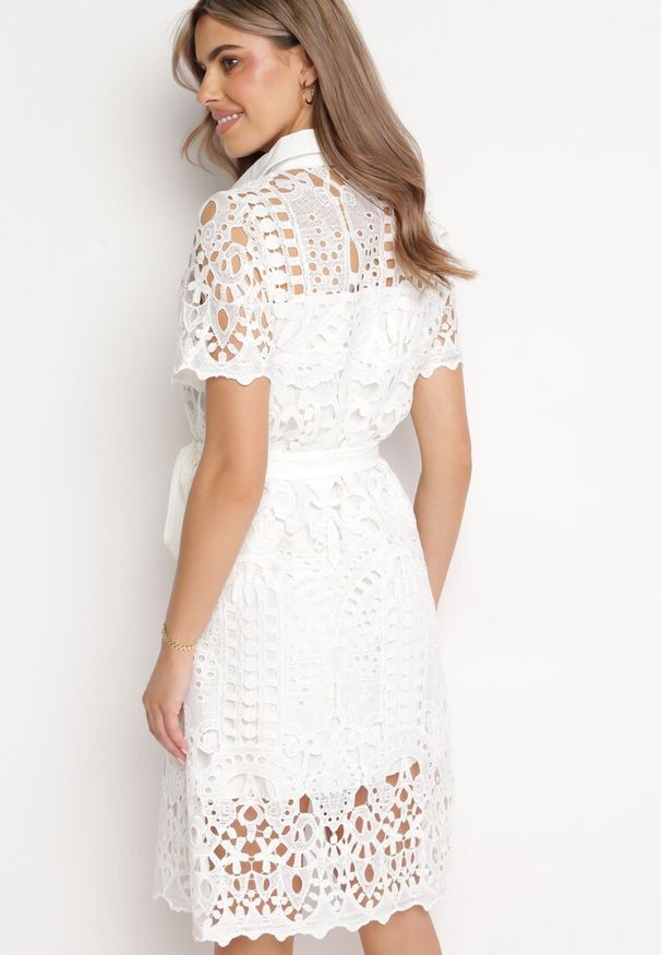 Born2be - Biała Ażurowa Sukienka Koszulowa Midi z Wiązanym Paskiem Pamy. Kolor: biały. Materiał: koronka, materiał. Długość rękawa: krótki rękaw. Wzór: ażurowy. Typ sukienki: koszulowe. Styl: klasyczny. Długość: midi