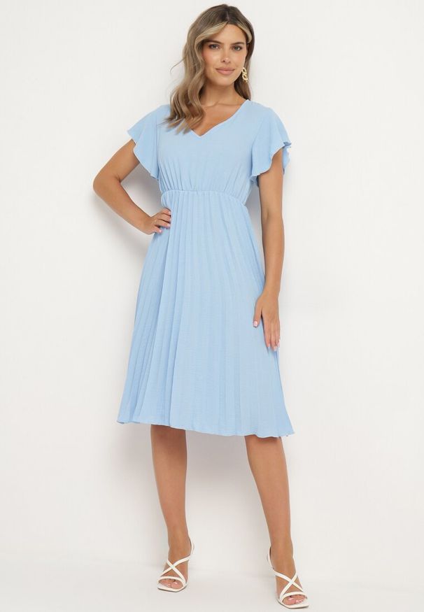 Born2be - Jasnoniebieska Sukienka Plisowana o Rozkloszowanym Fasonie i Trójkątnym Dekolcie Rissara. Okazja: na co dzień, na spotkanie biznesowe. Kolor: niebieski. Materiał: skóra, materiał. Długość rękawa: krótki rękaw. Typ sukienki: plisowane. Styl: casual, biznesowy, elegancki