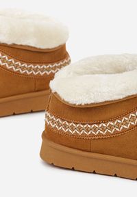 Born2be - Brązowe Wsuwane Śniegowce z Imitacji Zamszu Zdobione Haftem i Futerkiem Zetesse. Okazja: na co dzień. Zapięcie: bez zapięcia. Kolor: brązowy. Materiał: zamsz, futro. Wzór: haft, aplikacja. Sezon: zima. Styl: casual, elegancki #5