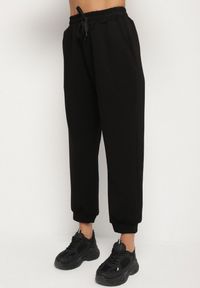 Born2be - Czarny Komplet Dresowy z Bawełną Bluza i Spodnie Joggery Ette. Kolor: czarny. Materiał: dresówka, bawełna #7