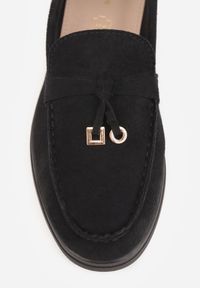 Born2be - Czarne Lekkie Mokasyny VICES z Metalowymi Ozdobami i Skórzaną Wkladką Adrialee. Nosek buta: okrągły. Kolor: czarny. Materiał: skóra. Wzór: aplikacja. Obcas: na obcasie. Styl: klasyczny. Wysokość obcasa: niski #6