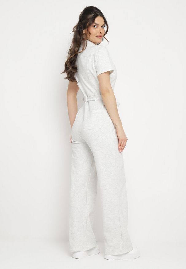 Born2be - Jasnoszary Bawełniany Kombinezon z Prostymi Nogawkami z Zamkiem i Paskiem w Talii Olroura. Kolekcja: dla wysokich. Kolor: szary. Materiał: bawełna. Długość rękawa: krótki rękaw. Długość: krótkie