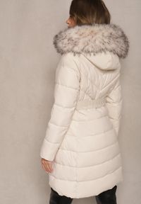 Renee - Jasnobeżowa Pikowana Kurtka Zdobiona Elastycznym Paskiem i Dwustronnym Suwakiem Innarelle. Kolor: beżowy. Materiał: jeans, materiał. Wzór: aplikacja. Styl: elegancki #5