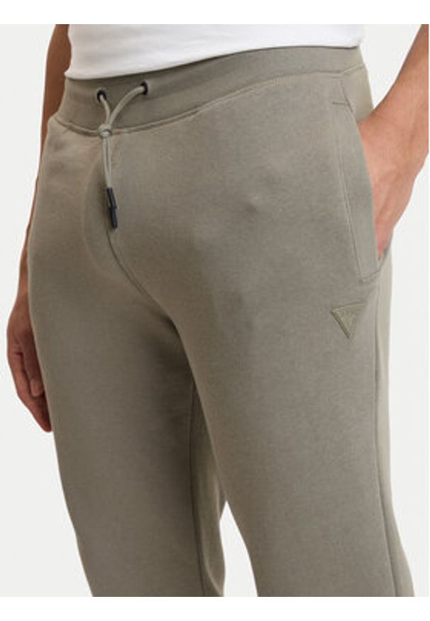 Guess Spodnie dresowe Z2YB22 KAIJ1 Zielony Regular Fit. Kolor: zielony. Materiał: bawełna