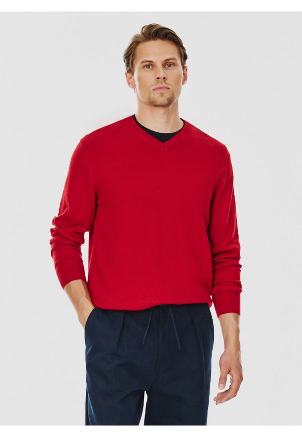 Pako Lorente - PAKO LORENTE – Czerwony męski sweter w serek. Typ kołnierza: dekolt w serek. Kolor: czerwony, niebieski. Materiał: wełna. Sezon: jesień
